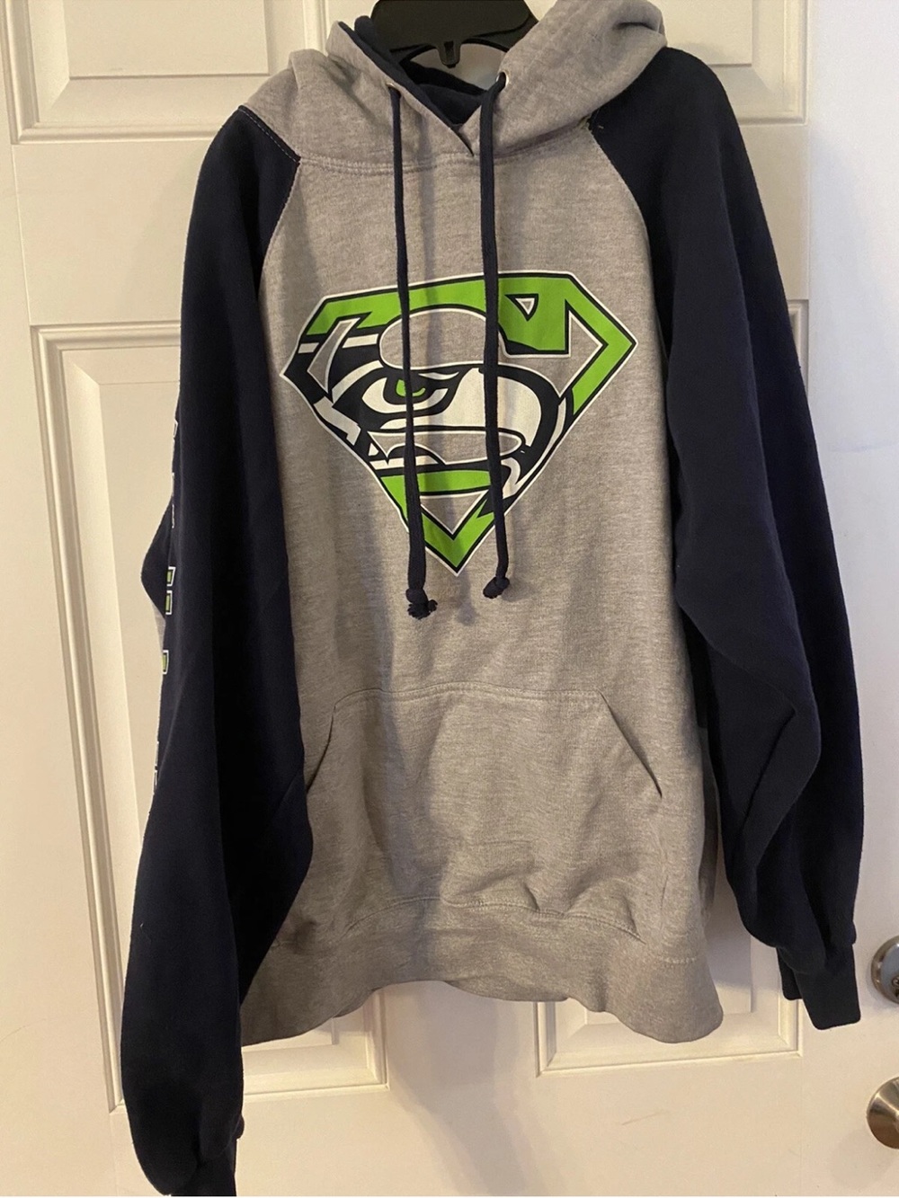 Jon Lauren Size Large Seattle Seahawks Hoodie
